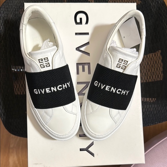 Givenchy Black and White Designer Sneakers with Bold Logo - Picture 5 of 10